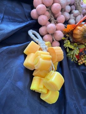 Сноп сапун тиква в жълто-сливов оттенък, релефни парчета и текстилна връв