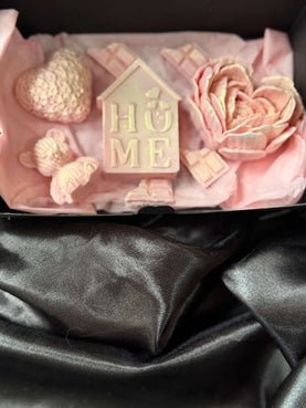 Сет за Свети Валентин: розови сапуни в кутия—сърце, роза и надпис “HUG ME”.