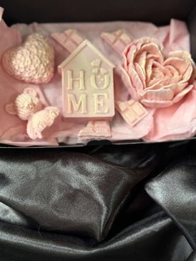 Розови сапуни в кутия със сърце и роза, с табелка “HUG ME”.