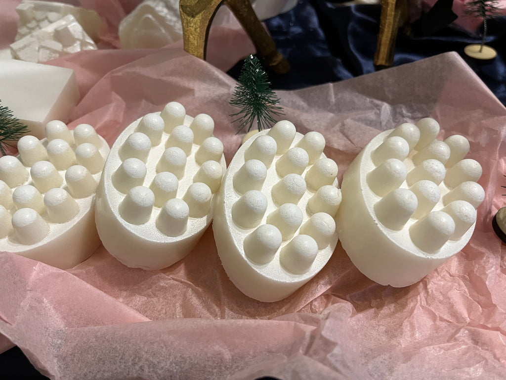 Три бели сапуна във форма на сърце, покрити с релефни топчета