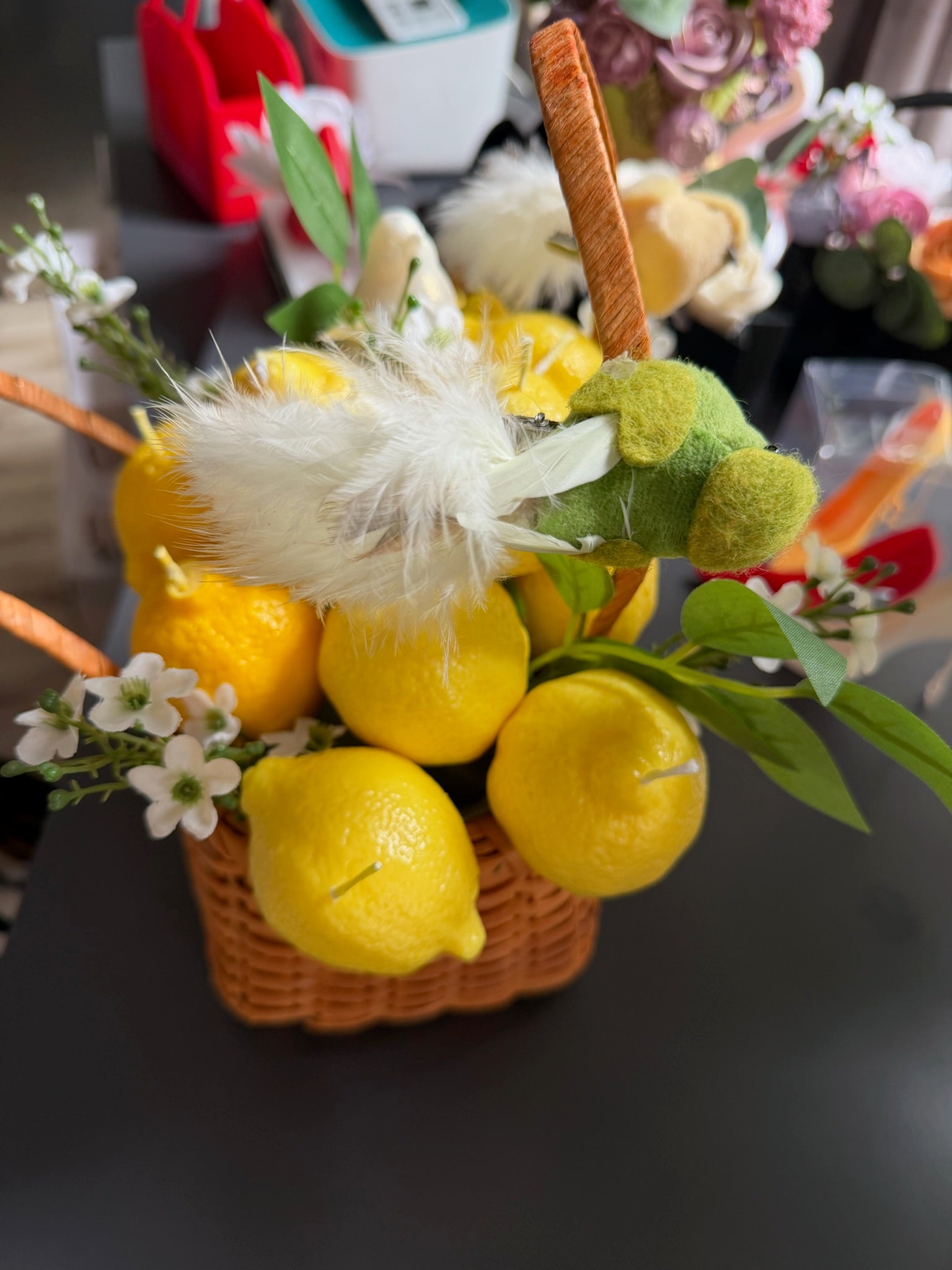 Кошик з лимонами: жовті лимончики, пухнастий білий елемент, зелений декор і ручка