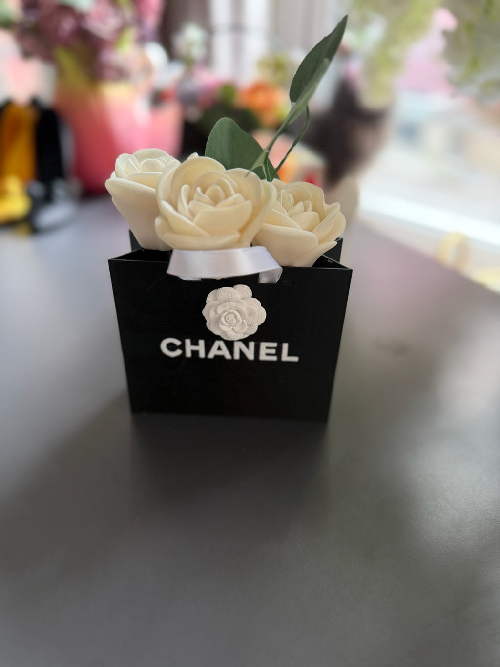Луксозен 3D букет: кремави рози в черна чантичка с надпис CHANEL