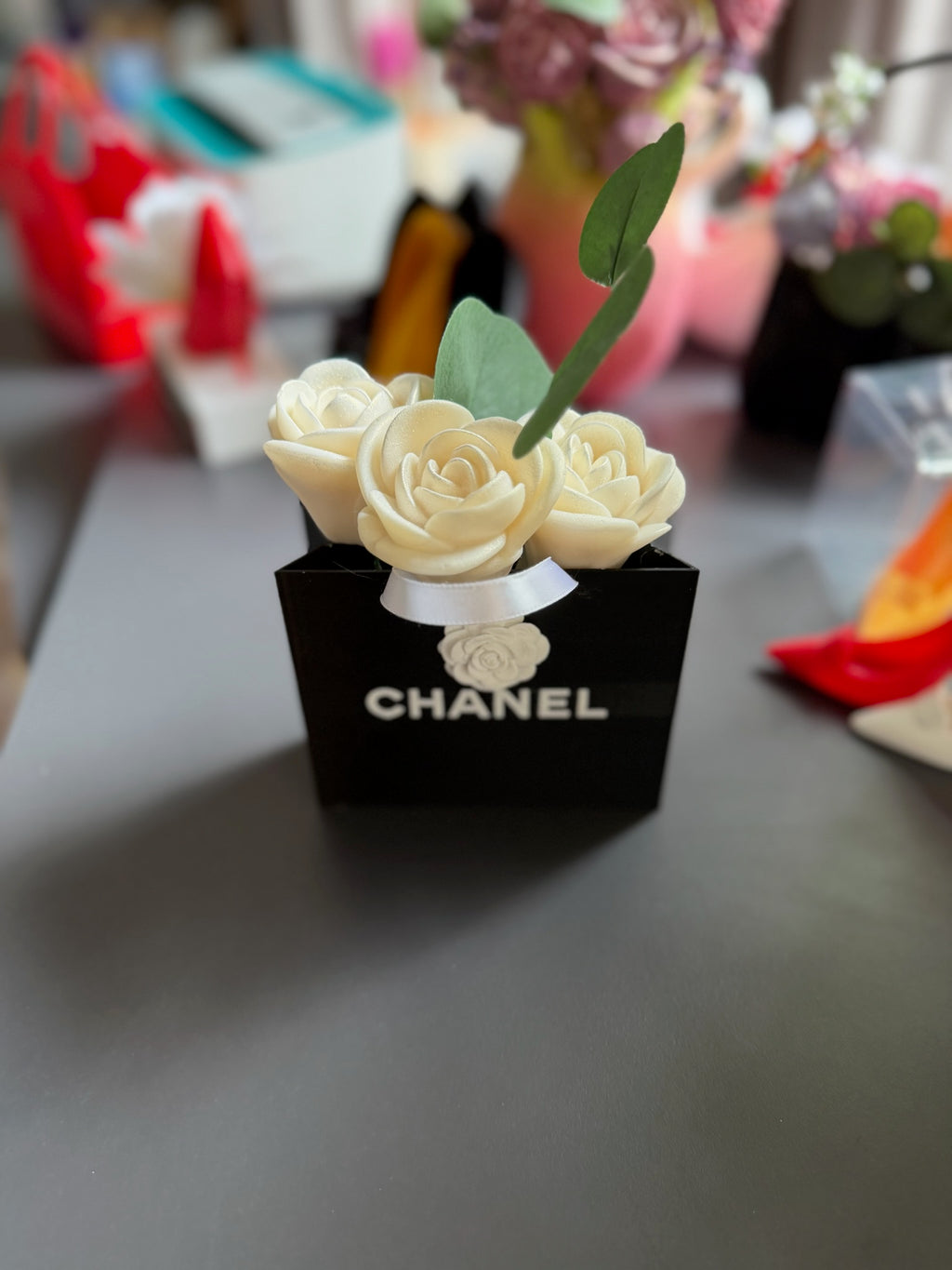 Кремави сапунени рози в черна 3D чантичка с надпис CHANEL